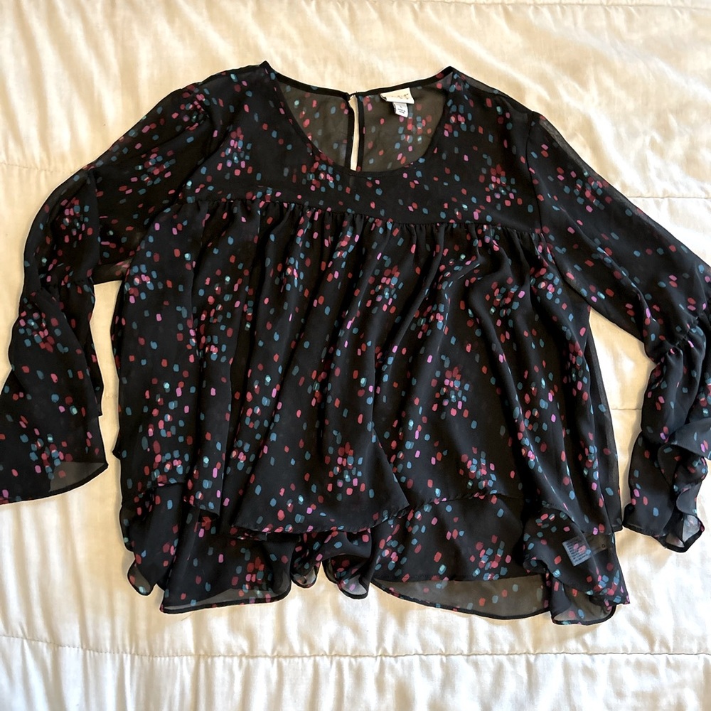 🍁 4/$16 🍁 | Black crop top blouse with polka dot inspired design